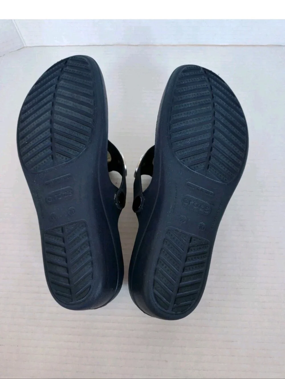 Crocs Women Sanrah Hammered Circle Wedge Flip Flops Size 10 Navy Grey Metallic